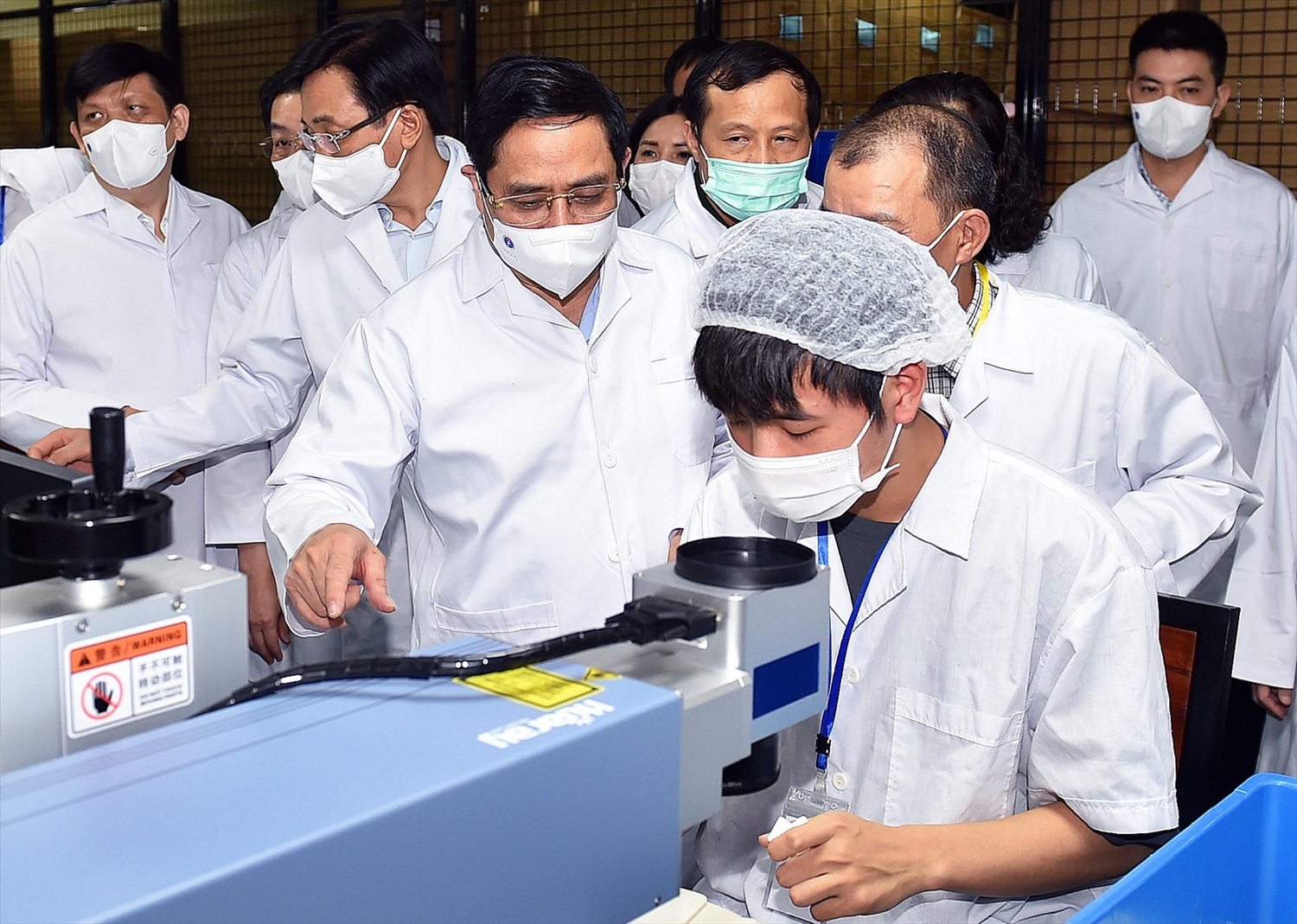 Thủ tướng Phạm Minh Chính thăm một cơ sở sản xuất thiết bị, vật tư y tế phòng chống dịch (nguồn: Cổng thông tin điện tử Chính phủ)