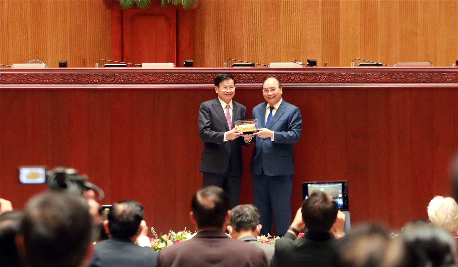 Chủ tịch nước Nguyễn Xuân Phúc trao mô hình Nhà Quốc hội mới tặng Tổng Bí thư, Chủ tịch nước Lào Thongloun Sisoulith - Ảnh VGP/Đức Tuân
