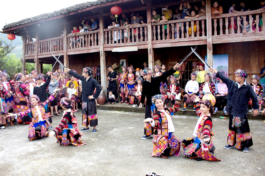 Tiết mục biểu diễn múa kiếm của dân tộc Lô Lô, thôn Sảng Pả A, thị trấn Mèo Vạc, phục vụ du lịch. (Ảnh chụp tháng 6/2020). 