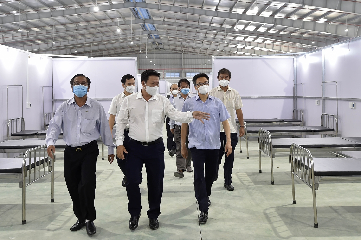 Phó Thủ tướng Vũ Đức Đam kiểm tra công tác chuẩn bị Bệnh viện Dã chiến số 1 (tại Khu công nghiệp Thành Thành Công, thị xã Trảng Bàng, tỉnh Tây Ninh). Ảnh: VGP/Đình Nam
