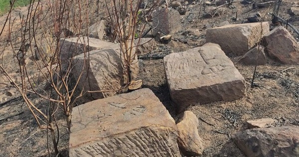 Bãi đá có các phiến đá khắc nhiều ký tự được cho là chữ Nho - Ảnh: V.L