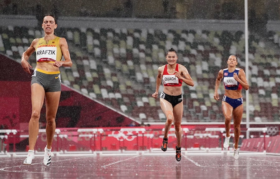 VĐV Quách Thị Lan (giữa) tại vòng bán kết nội dung 400m rào nữ tại Olympic Tokyo 2020.