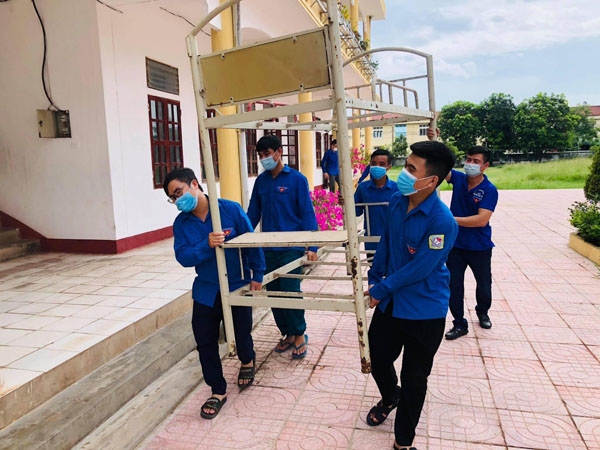Đoàn viên thanh niên Hà Tĩnh tham gia chuẩn bị cơ sở vật chất cho khu cách ly tập trung