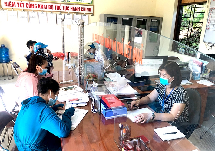 Người dân đến thực hiện các TTHC tại bộ phận tiếp nhận và trả kết quả UBND xã Hiền Lương được hướng dẫn, hỗ trợ thực hiện nộp hồ sơ trực tuyến