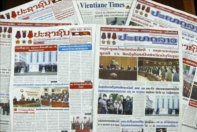 Các báo lớn của Lào đăng tin, bài dày đặc về chuyến thăm hữu nghị chính thức nước CHDCND Lào của Chủ tịch nước Nguyễn Xuân Phúc và Đoàn đại biểu cấp cao Việt Nam. Ảnh: Phạm Kiên/Phóng viên TTXVN tại Lào