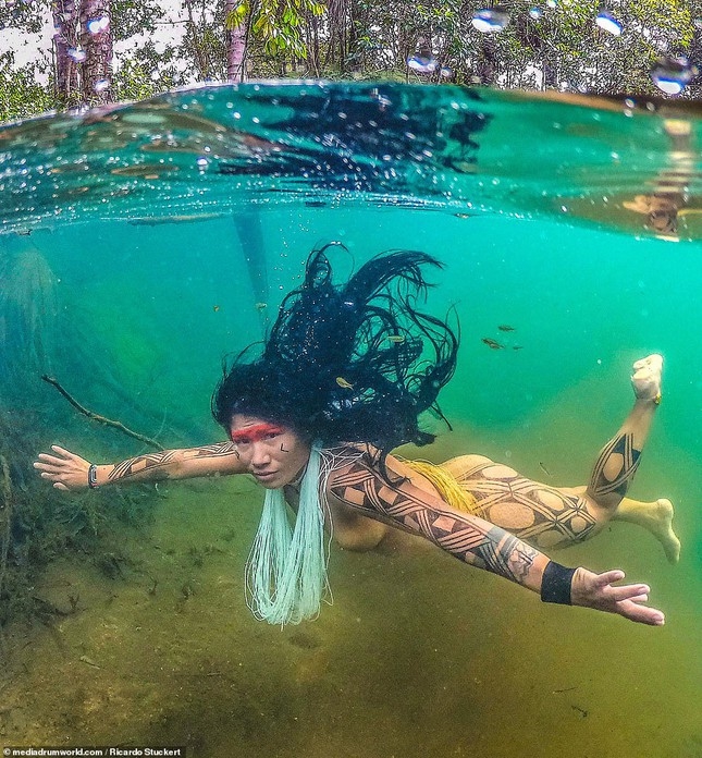 Một cô gái thổ dân trồi lên mặt nước ở khu bảo tồn sinh thái Chapada Imperial