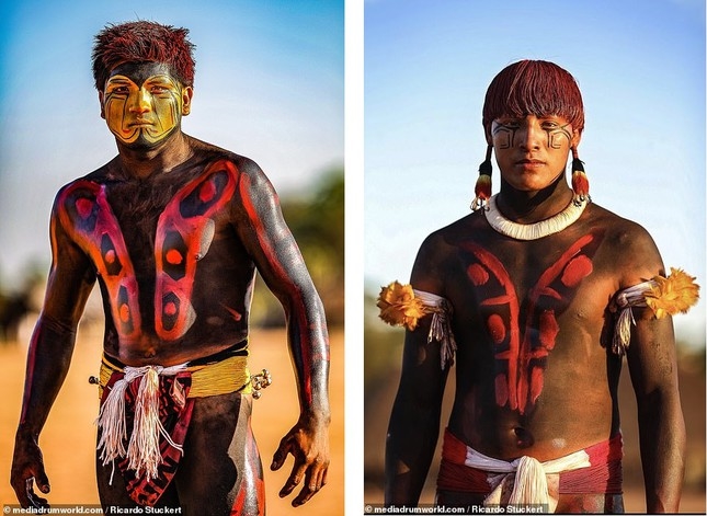 Hai thanh niên da đỏ Brazil thuộc nhóm dân tộc Kalapalo trong trang phục truyền thống