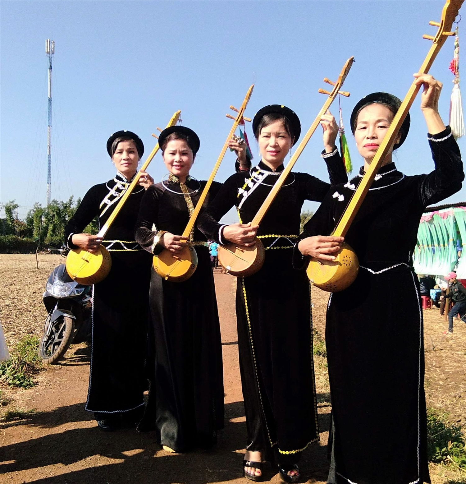 Chị Phương (thứ hai từ phải qua) chụp ảnh lưu niệm tại Lễ hội Lồng Tồng ở xã Cư M’gar, năm 2020