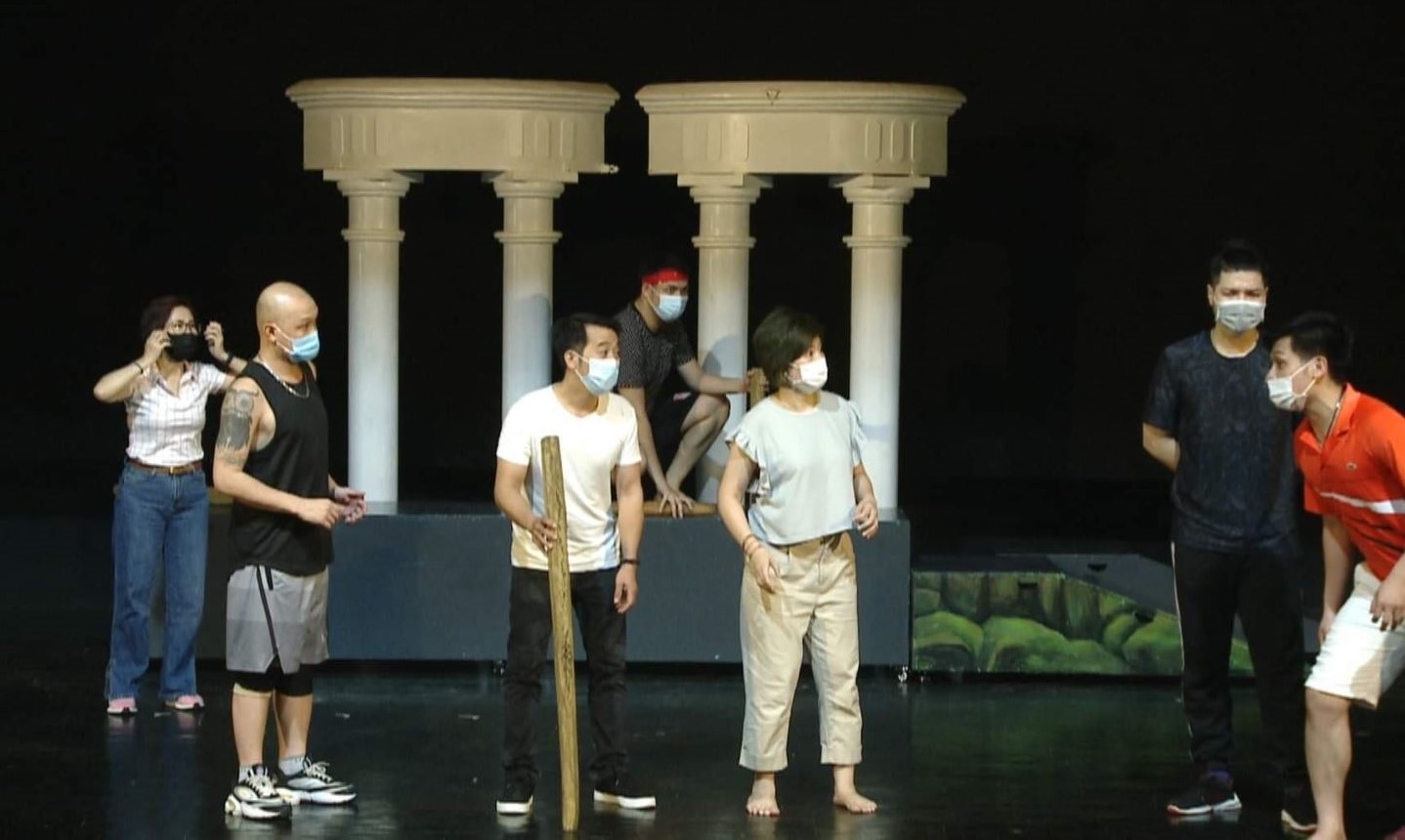 Các diễn viên Nhà hát Tuổi trẻ đang tập vở nhạc kịch “Cuộc chiến virus”.