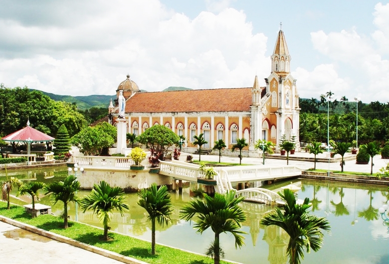 Khuôn viên nhà thờ Giáo xứ Yên Hòa, huyện Quỳnh Lưu (Nghệ An)
