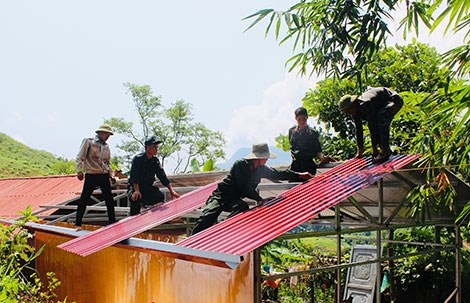 Công an huyện Mường Nhé “vượt nắng, thắng mưa” giúp dân dựng nhà