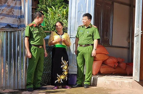 Lãnh đạo Công an huyện Mường Nhé thăm người dân sau 1 năm nhận nhà xã hội hóa do Bộ Công an phát động