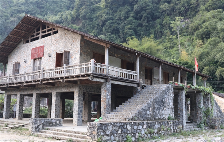 Nhà cộng đồng của dân làng Khuổi Ky là nhà sàn bằng đá, đã được đưa vào làm dịch vụ homestay của làng. Ảnh: Thanh Thuận