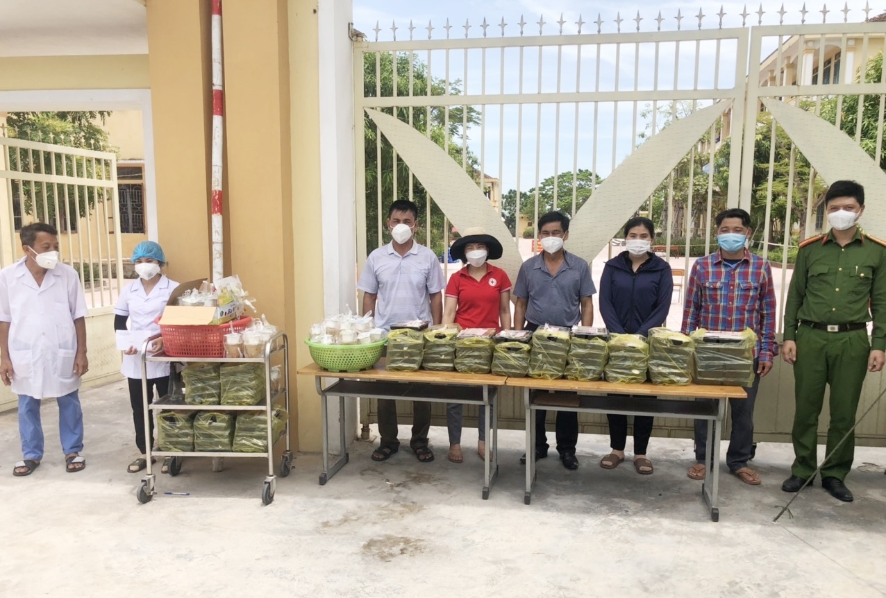 Hội Chữ thập đỏ Hà Tĩnh tổ chức nấu cơm hỗ trợ cán bộ trực kiểm soát và người dân đang thực hiện cách ly y tế