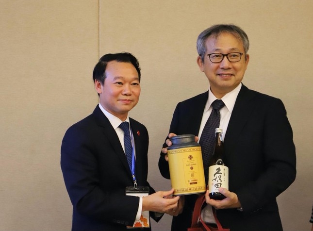 Sản phẩm trà shan tuyết cổ thụ lựa chọn làm quà tặng đối ngoại, tặng đại sứ Nhật Bản Yamada Takio