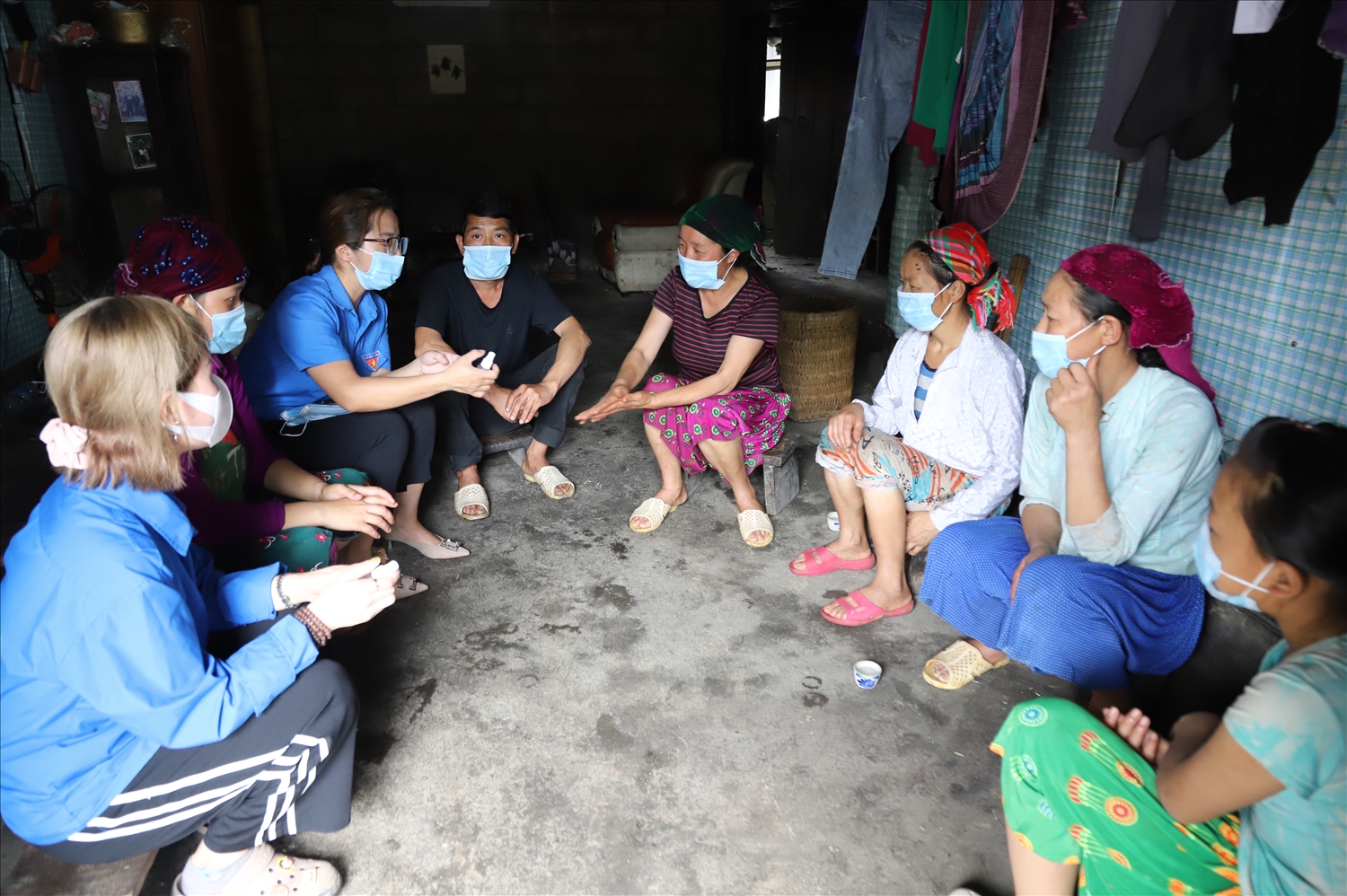 Hội Liên hiệp Phụ nữ và Đoàn Thanh niên huyện Mèo Vạc “đi từng ngõ, gõ từng nhà” vận động người dân, đặc biệt là phụ nữ tuân thủ khuyến cáo 5K của Bộ Y tế để đảm bảo sức khỏe cho gia đình và xã hội