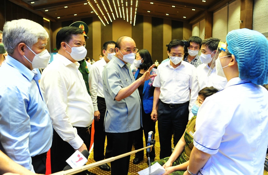 Chủ tịch nước Nguyễn Xuân Phúc cùng các đồng chí lãnh đạo Trung ương và thành phố Hà Nội kiểm tra một điểm tiêm vắc xin cho người dân tại phường Bạch Đằng, quận Hai Bà Trưng
