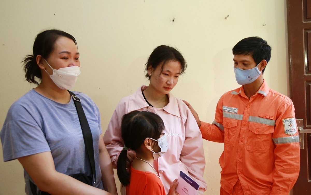 Khoảnh khắc gặp gỡ giữa gia đình chị Thủy và anh công nhân điện lực Nguyễn Trung Thành diễn ra vô cùng xúc động. Ảnh: PC Lào Cai