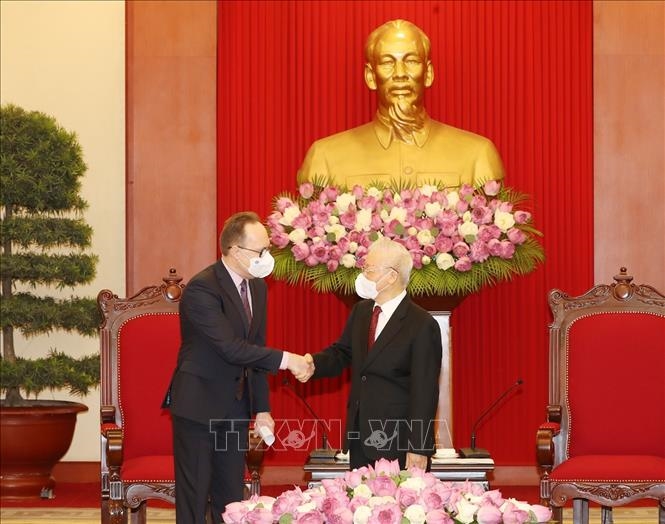 Tổng Bí thư Nguyễn Phú Trọng tiếp Đại sứ Đặc mệnh toàn quyền Liên bang Nga Gennady Bezdetko nhân dịp bắt đầu nhiệm kỳ công tác tại Việt Nam - Ảnh: TTXVN