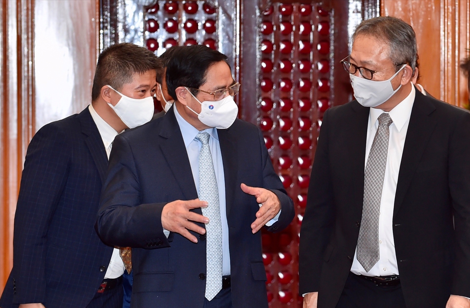 Thủ tướng Chính phủ Phạm Minh Chính đề nghị Đại sứ Yamada kiến nghị với Chính phủ và các cơ quan liên quan của Nhật Bản tiếp tục hỗ trợ, nhượng lại vaccine cho Việt Nam - Ảnh: VGP/Nhật Bắc