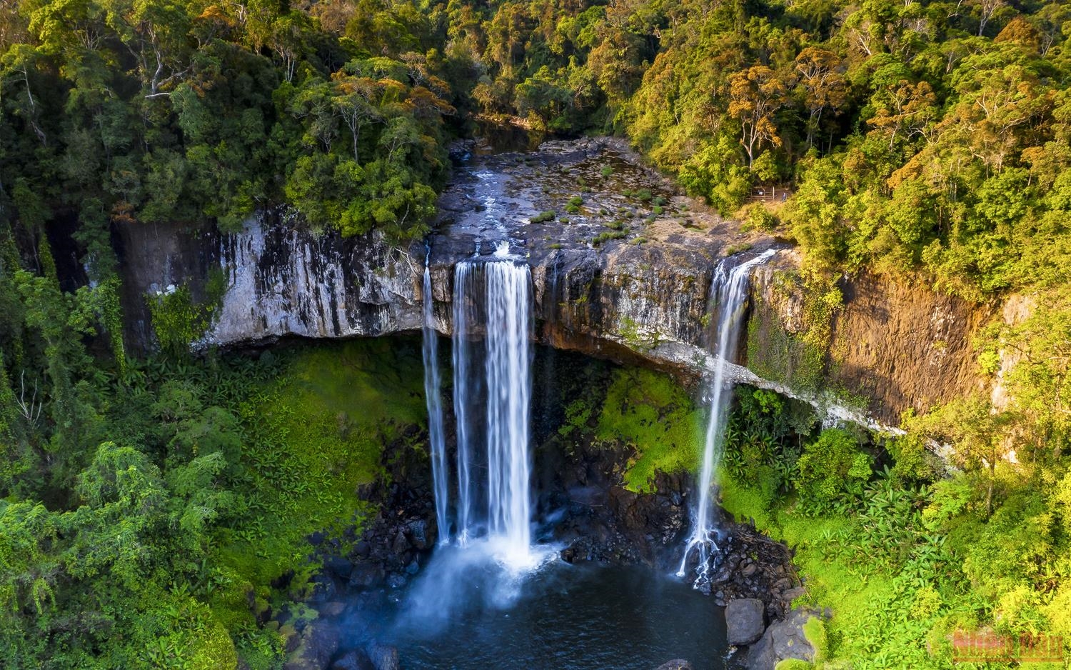 Là một trong những thác nước đẹp nhất của Tây Nguyên, mệnh danh là “nàng tiên của rừng thiêng”, thác K50 nằm nơi đầu nguồn sông Côn, ở phần giáp ranh giữa Gia Lai và Bình Định, thuộc huyện Kbang (Gia Lai), cách trung tâm thành phố Pleiku khoảng 80km