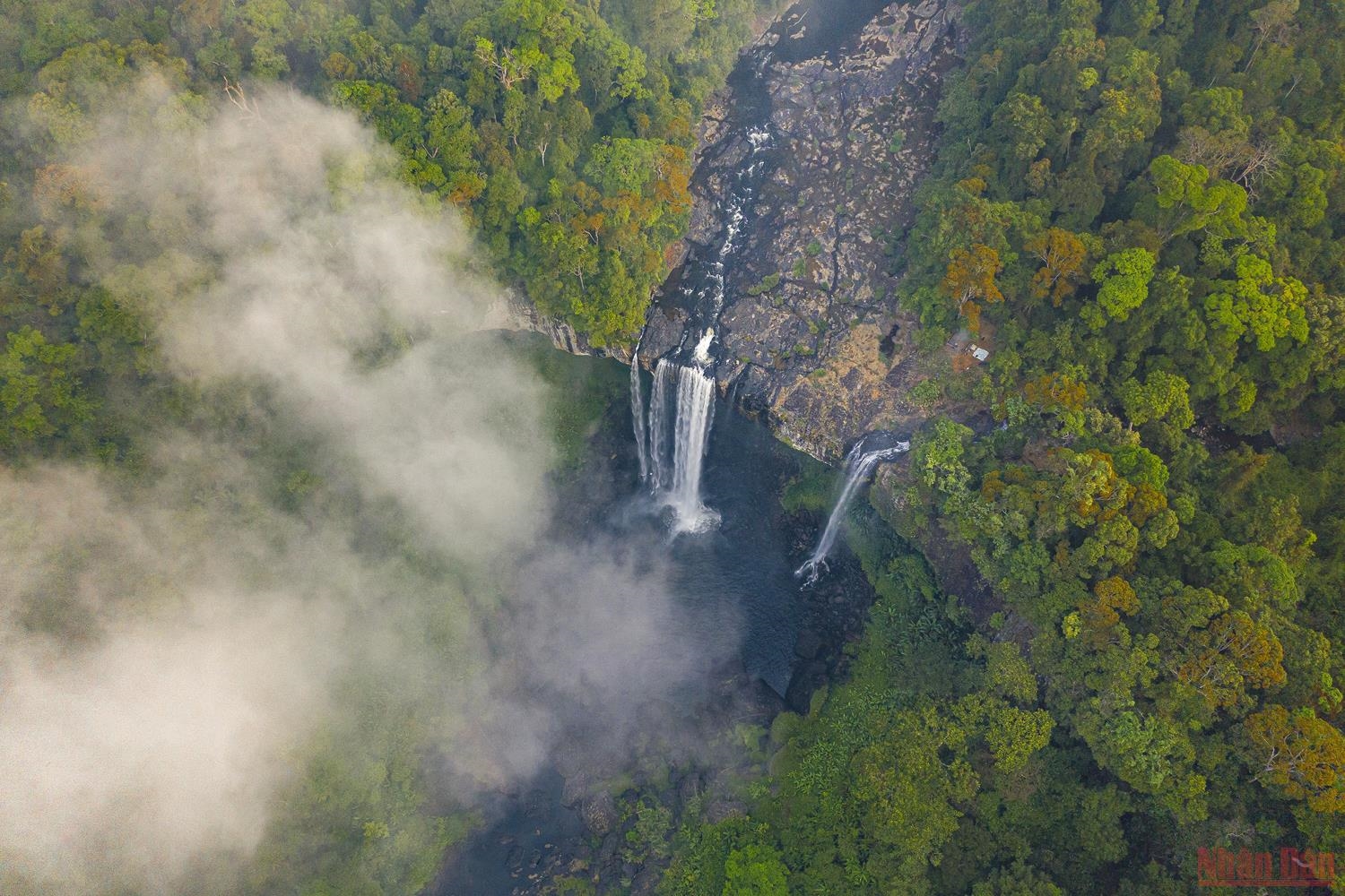 K50 có độ cao khoảng 54 m, tùy theo mùa, thác có độ rộng từ 20m đến 100m. Từ trong lòng núi, thác nước chảy xiết, mạnh xuống con suối dài