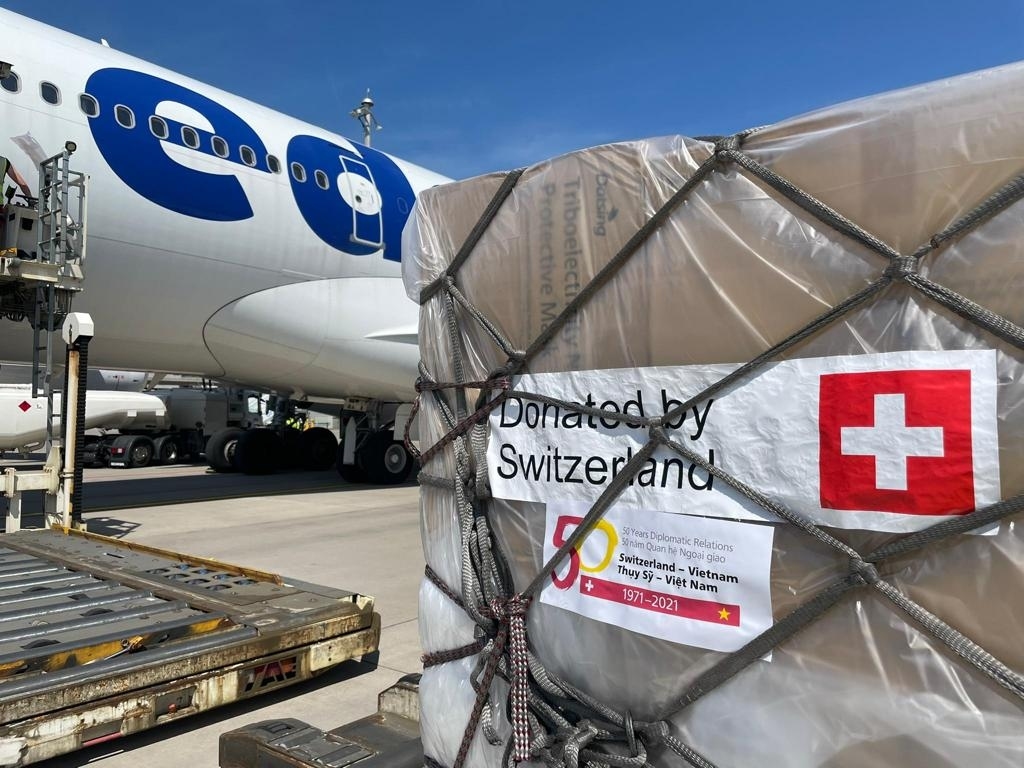 Lô hàng viện trợ bao gồm 13 tấn trang thiết bị y tế dự kiến đến sân bay Tân Sơn Nhất vào ngày 13/8