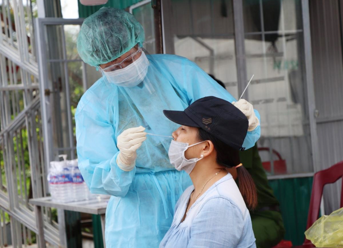 Ngành Y tế lấy mẫu xét nghiệm SARS-CoV-2 đối với người có nguy cơ cao trên địa bàn TP. Buôn Ma Thuột 