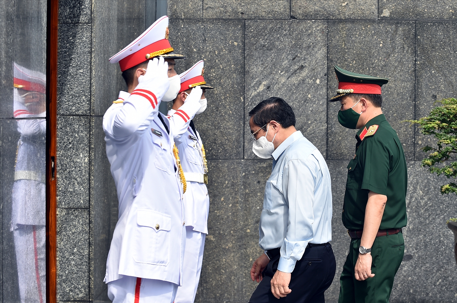Thủ tướng Phạm Minh Chính vào Lăng viếng Chủ tịch Hồ Chí Minh và kiểm tra công tác giữ gìn, bảo vệ thi hài Chủ tịch Hồ Chí Minh - Ảnh: VGP/Nhật Bắc