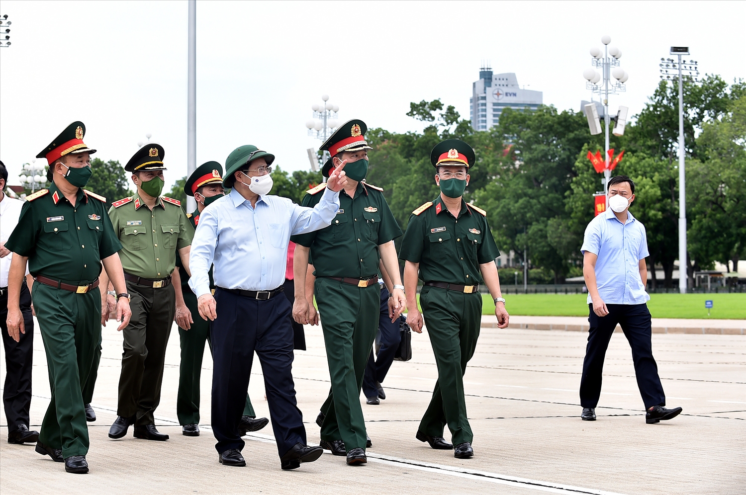Thủ tướng Phạm Minh Chính đặt bài toán nghiên cứu về quy hoạch tổng thể khu vực quảng trường Ba Đình với tầm nhìn dài hạn hơn - Ảnh: VGP/Nhật Bắc