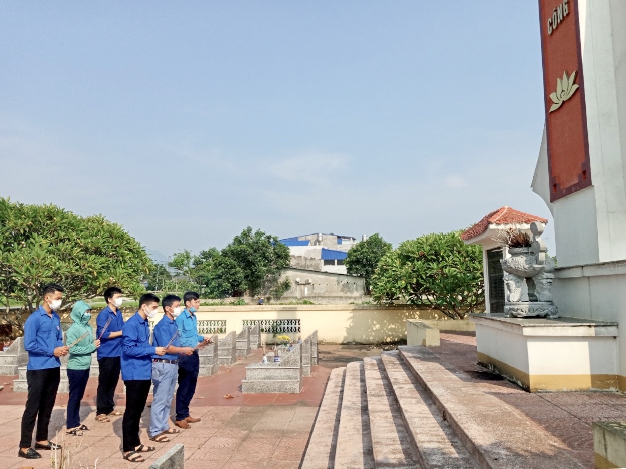 Đoàn thanh niên xã Bản Ngoại, huyện Đại Từ (Thái Nguyên) thắp hương tri ân các Anh hùng liệt sỹ tại Nghĩa trang liệt sỹ tỉnh