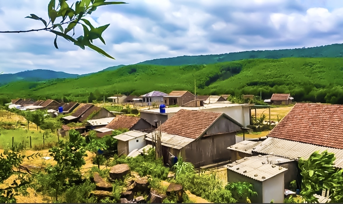 Dù hạ tầng dự án Di dân khẩn cấp vùng lũ xã Minh Hóa giai đoạn I vẫn chưa xong nhưng đã có 39 hộ dân chuyển tới làm nhà, dần ổn định cuộc sống