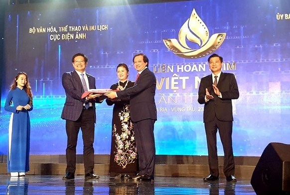Tại LHP Việt Nam lần thứ XXI, Thứ trưởng Bộ VHTTDL Tạ Quang Đông đã trao cờ đăng cai LHP lần thứ XXII- 2021 cho tỉnh Thừa Thiên - Huế 