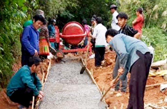 1 km đường nội thôn ở Làng Ca đã được bê tông hóa khi người dân góp 1 năm tiền bảo vệ rừng để làm đường