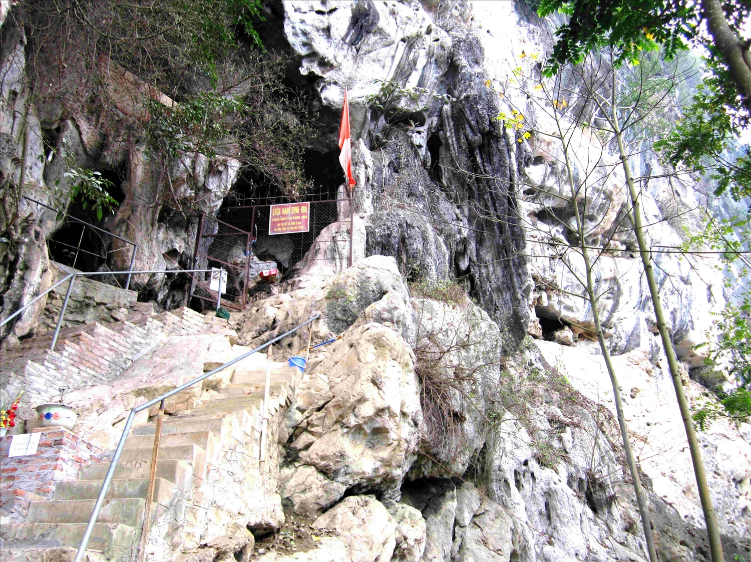 Chùa Hang, một thắng cảnh tâm linh độc đáo trong lòng núi đá Chợ Chu.
