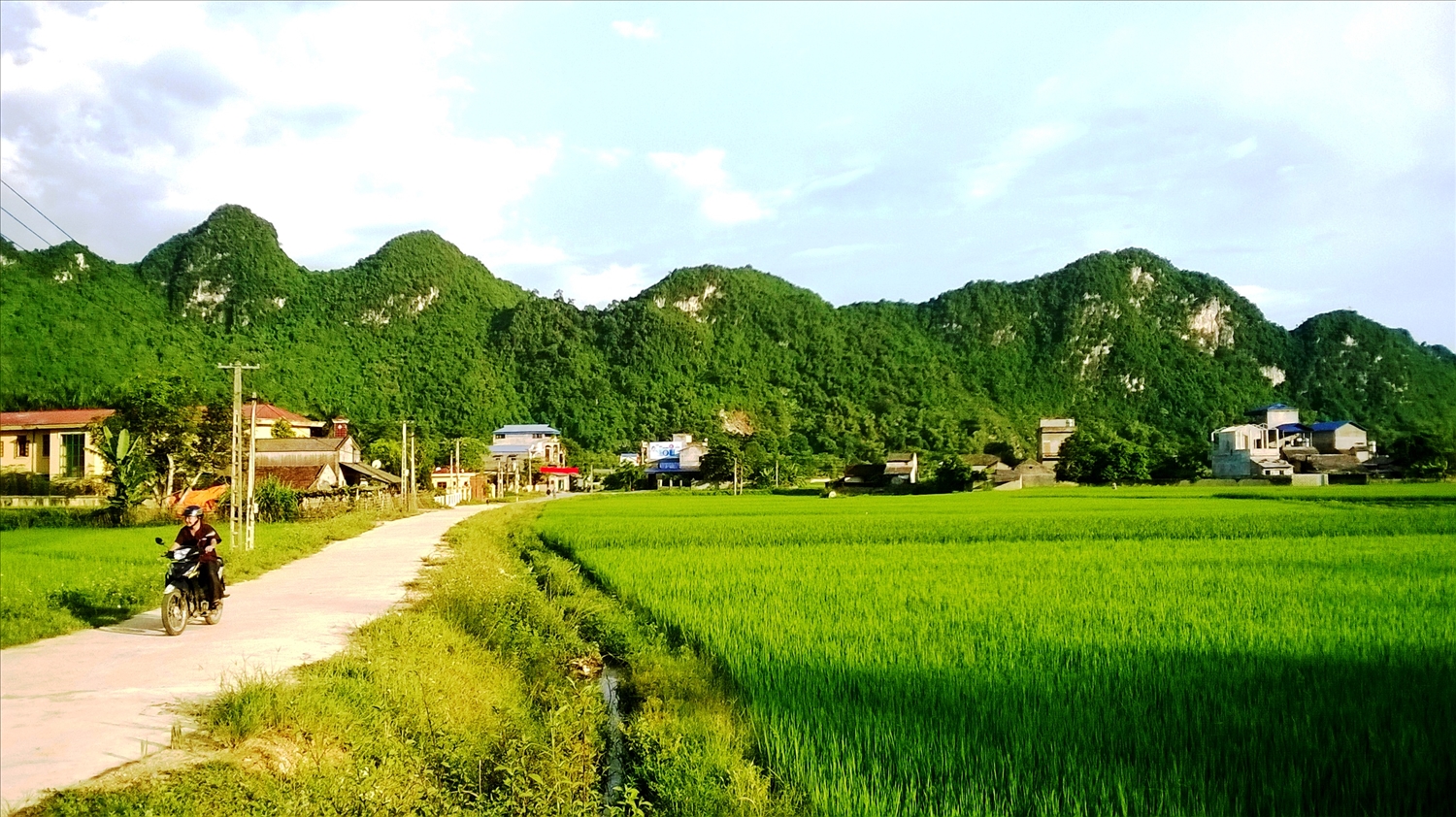 Những triền núi đá xanh thẳm bao bọc lấy những bản làng ở Chợ Chu.