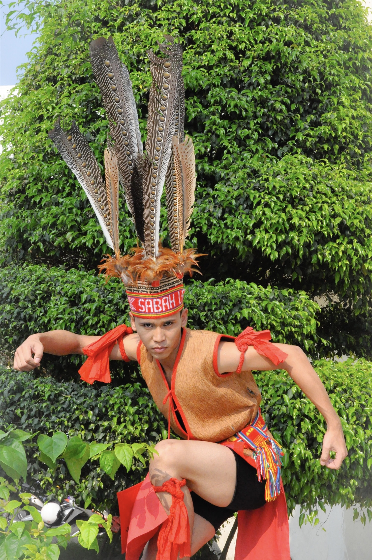 Trang phục lông chim của nam giới dân tộc Murut, vùng Sabah, đảo Borneo, Malaysia