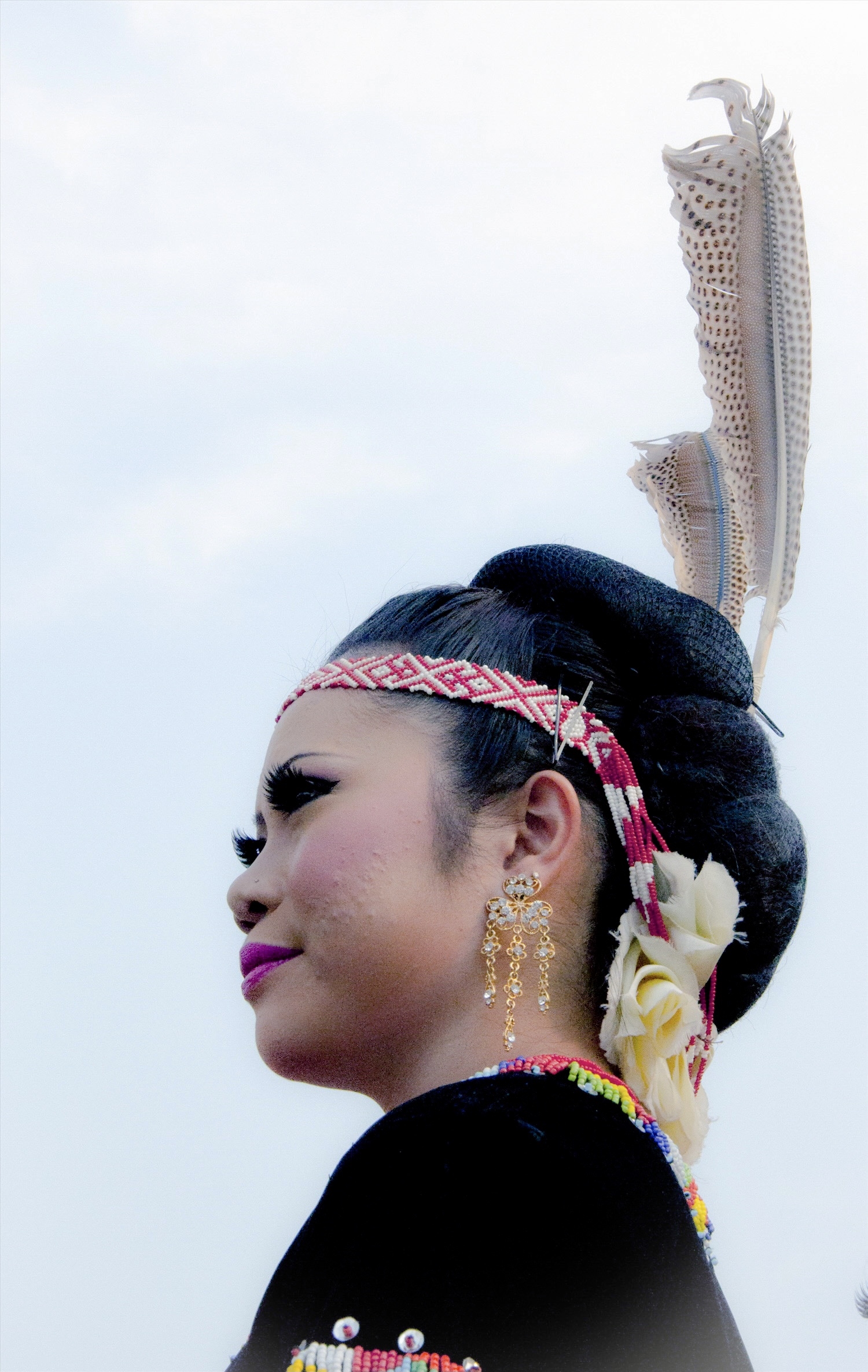 Phụ nữ dân tộc Ulu vùng Sarawak, đảo Borneo, Malaysia với trang sức lông chim sau gáy