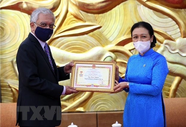 Chủ tịch Liên hiệp các tổ chức hữu nghị Việt Nam Nguyễn Phương Nga trao Kỷ niệm chương Vì hòa bình, hữu nghị giữa các dân tộc tặng ngài Kamal Malhotra. (Ảnh: TTXVN)