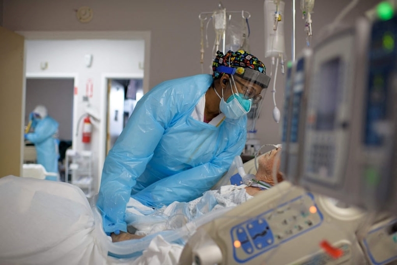 Bệnh nhân COVID-19 được nhân viên y tế chăm sóc, động viên khi nằm điều trị tại bệnh viện ở Houston, bang Texas, Mỹ (Ảnh: Getty Images)
