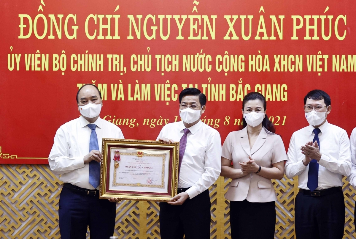 Chủ tịch nước trao Huân chương Lao động hạng Ba cho tỉnh Bắc Giang vì thành tích chống dịch. Ảnh: VGP/Nguyễn Đức