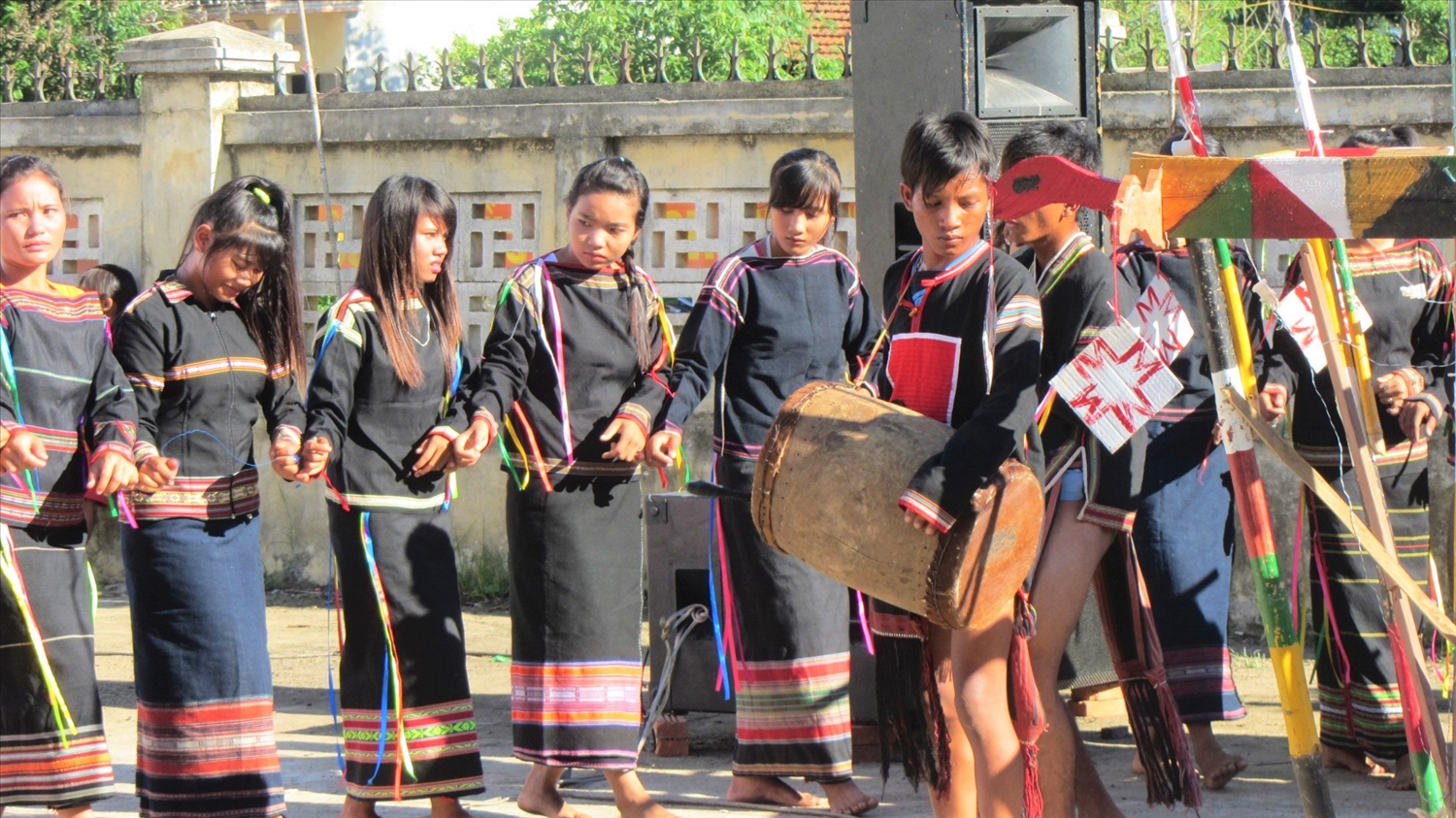 Họa tiết trên trang phục thiếu nữ và thanh niên Ê Đê ở buôn Thống Nhất, xã Ea Chà Rang huyện Sơn Hòa, tỉnh Phú Yên