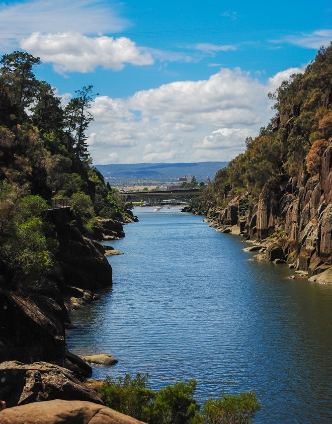 Tasmania sở hữu thảm thực vật tươi tốt, hệ thống sông hồ dày đặc. (Nguồn: CNN)