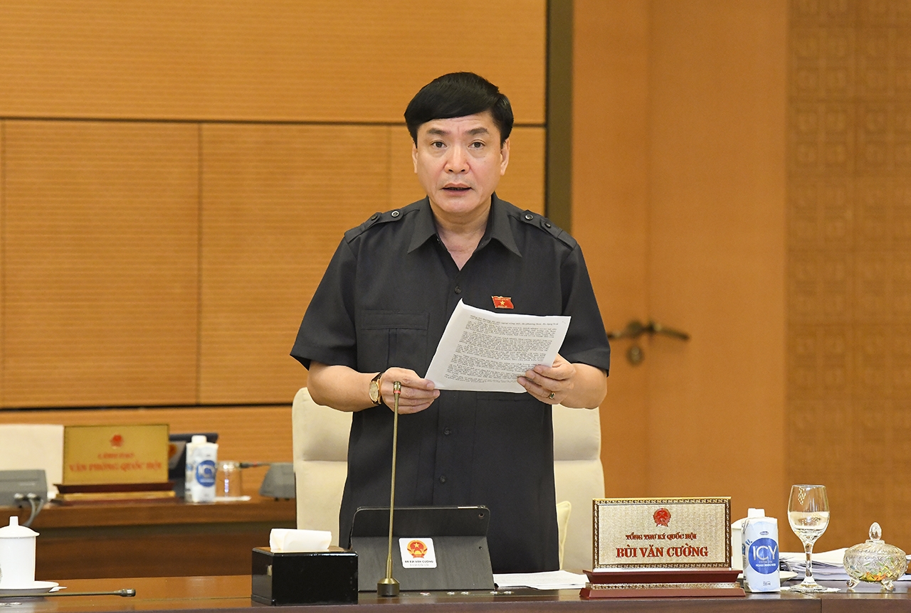 Tổng Thư ký Quốc hội, Chủ nhiệm Văn phòng Quốc hội Bùi Văn Cường trình bày báo cáo tại phiên họp