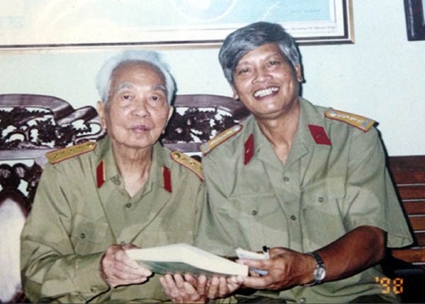 Nhạc sỹ Doãn Nho chụp ảnh cùng Đại tướng Võ Nguyên Giáp. (Ảnh: Thể thao văn hóa)