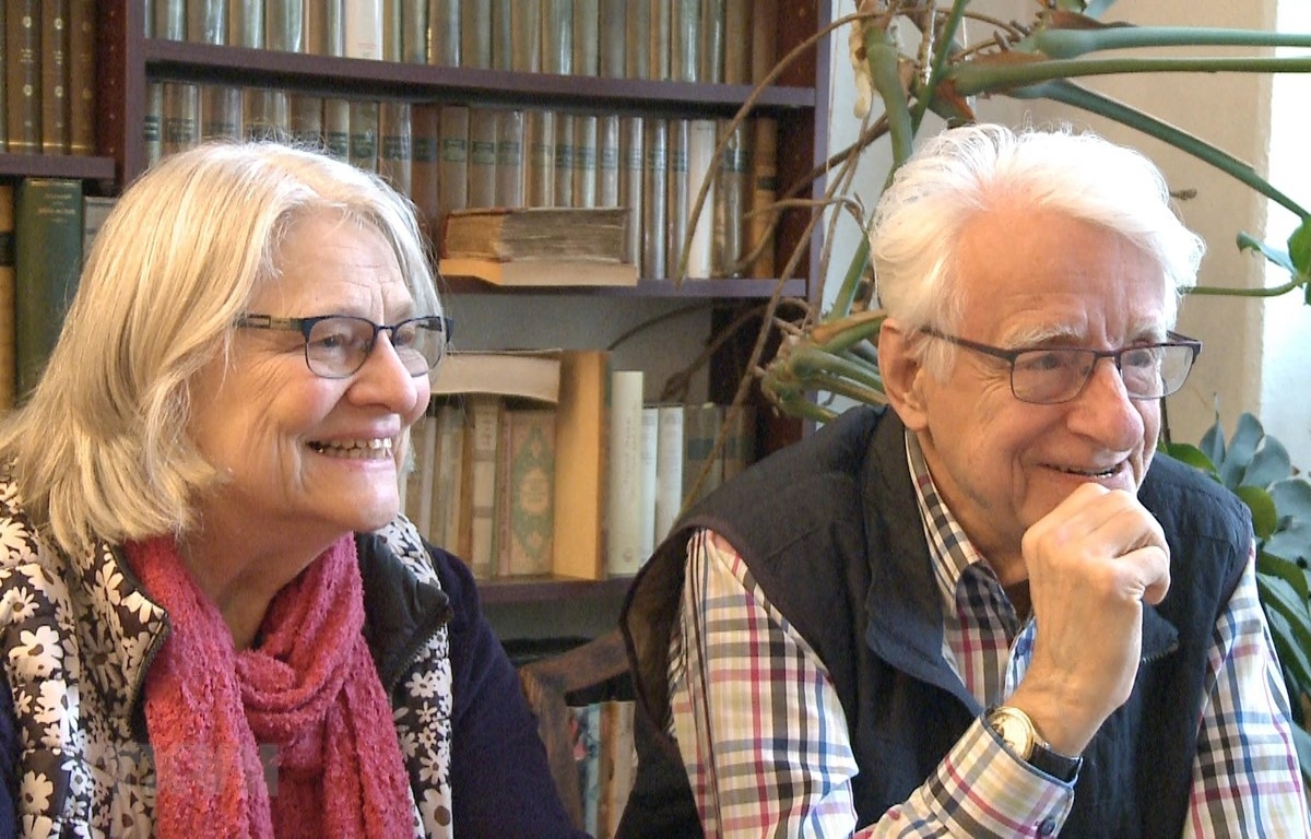 Giáo sư, Tiến sỹ Günter Giesenfeld cùng vợ là bà Marianne Ngo đã hoàn thành bản dịch sang tiếng Đức toàn văn bài viết của Tổng Bí thư Nguyễn Phú Trọng. (Nguồn: TTXVN)