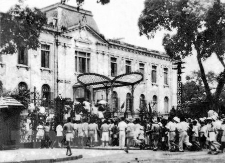Ngày 19/8/1945, sau cuộc mít tinh tại Quảng trường Nhà hát Lớn, quần chúng nhân dân Thủ đô đã đánh chiếm Bắc Bộ phủ, cơ quan đầu não của chính quyền tay sai Pháp ở Bắc Bộ. (Ảnh: Tư liệu TTXVN)