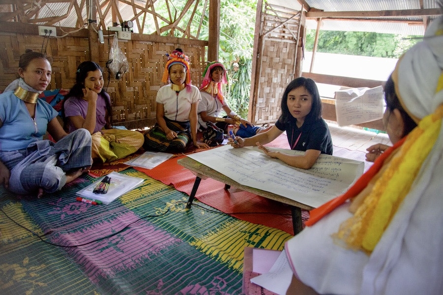 Phụ nữ ở Huai Sua Tao gặp gỡ cán bộ đến thu thập thông tin về văn hoá