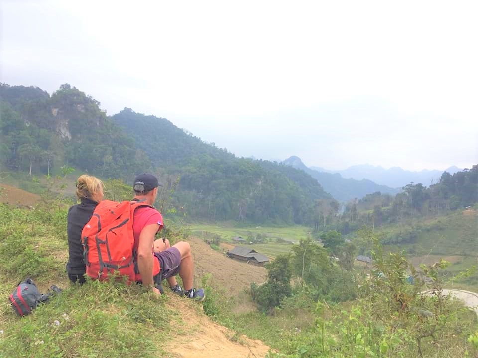 Khách du lịch phương Tây khi đi du lịch tại Việt Nam rất thích dạo bộ trên những con đường mòn xuyên qua núi vào bản làng