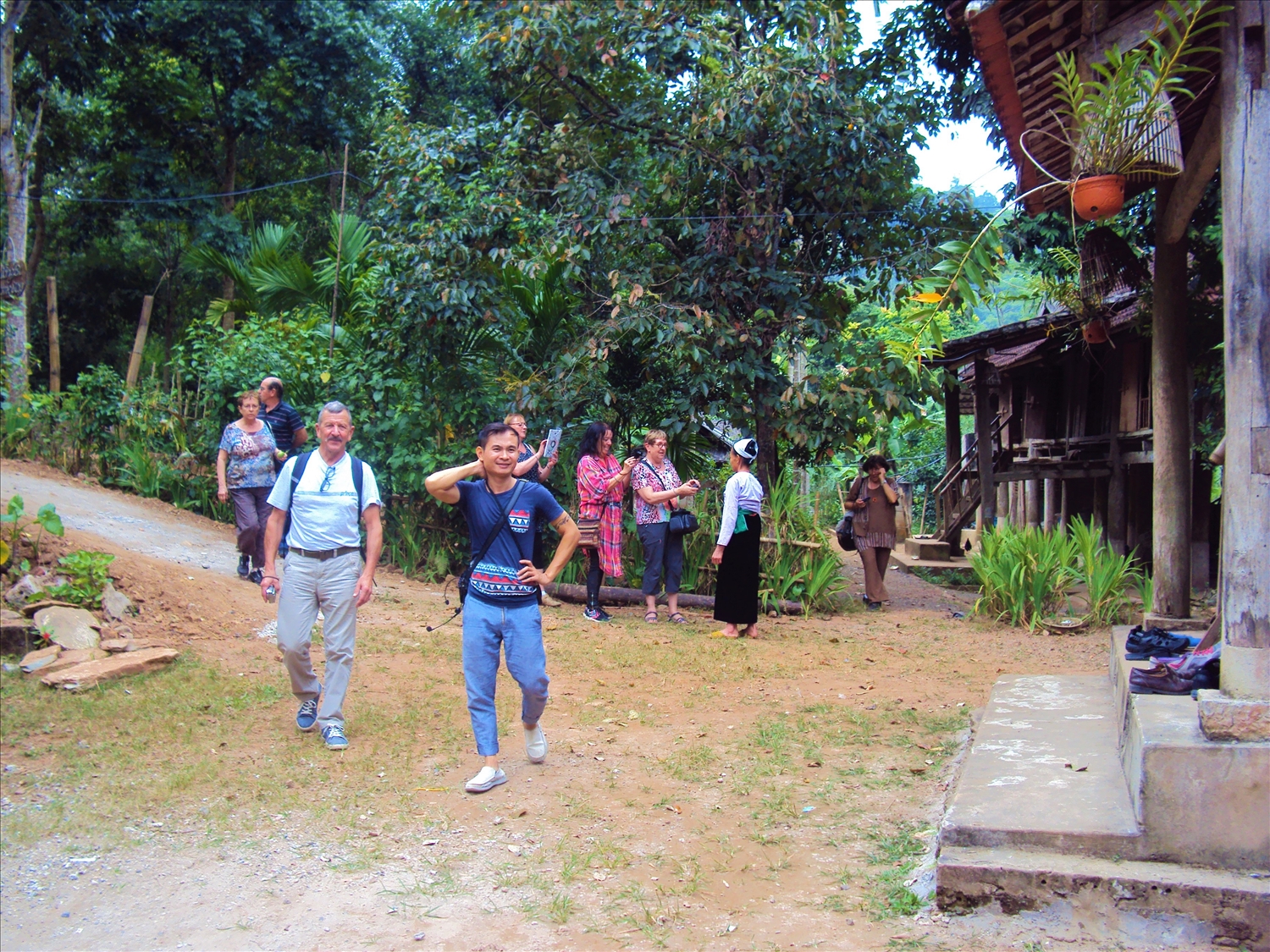 Guider người Việt đưa đoàn khách du lịch phương Tây trải nghiệm văn hóa một bản người Mường tại Hòa Bình (Ảnh chụp trước thời điểm xảy ra đại dịch Covid-19)